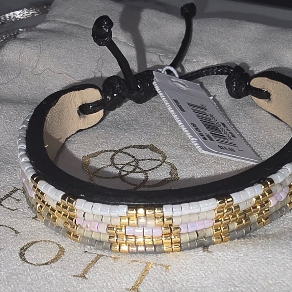 NWT Kendra Scott Beaded “Mama” Bracelet From Ubuntu Life in Kenya. Pouch incl.